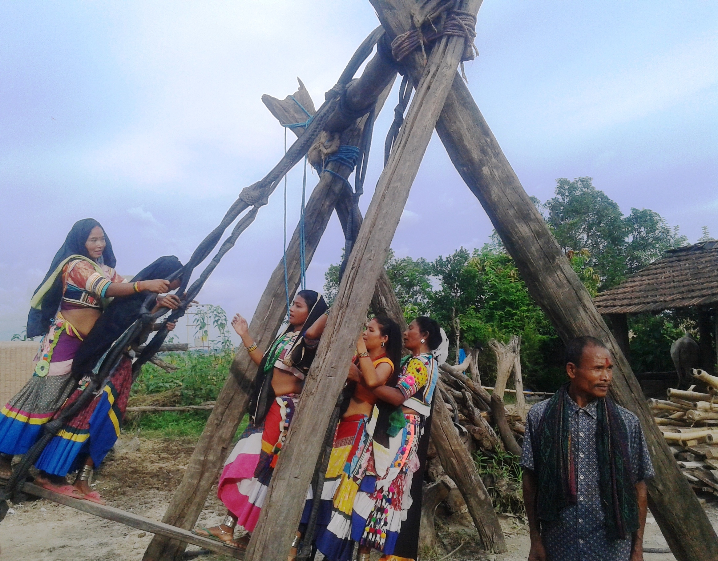 डोलामा पिङ खेल्दै राना थारु गाउँका दिदीबहिनी 